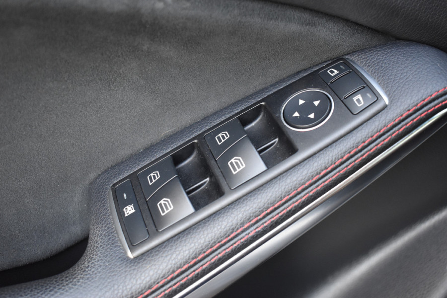 Mercedes-Benz A-Klasse 180 Business Solution AMG Automaat / Navigatie / Sportstoelen + verwarming  / Camera / 18" LM