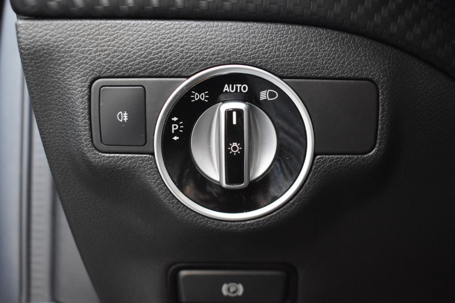 Mercedes-Benz A-Klasse 180 Business Solution AMG Automaat / Navigatie / Sportstoelen + verwarming  / Camera / 18" LM