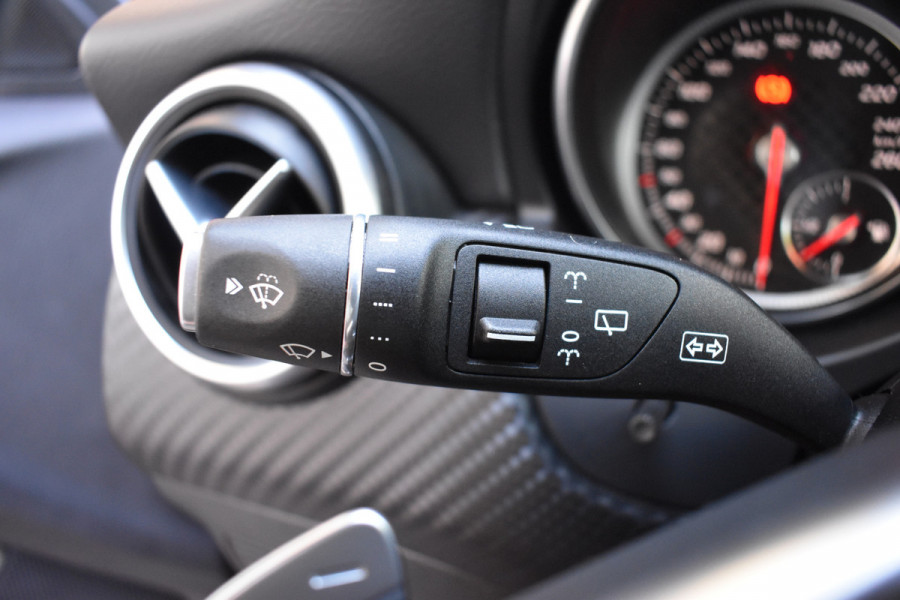 Mercedes-Benz A-Klasse 180 Business Solution AMG Automaat / Navigatie / Sportstoelen + verwarming  / Camera / 18" LM