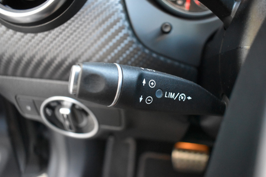 Mercedes-Benz A-Klasse 180 Business Solution AMG Automaat / Navigatie / Sportstoelen + verwarming  / Camera / 18" LM