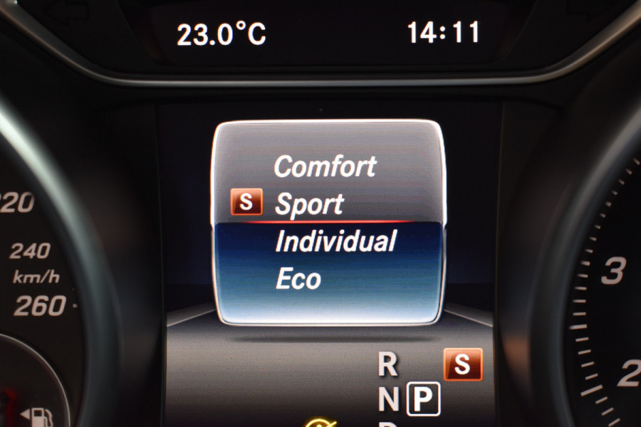 Mercedes-Benz A-Klasse 180 Business Solution AMG Automaat / Navigatie / Sportstoelen + verwarming  / Camera / 18" LM