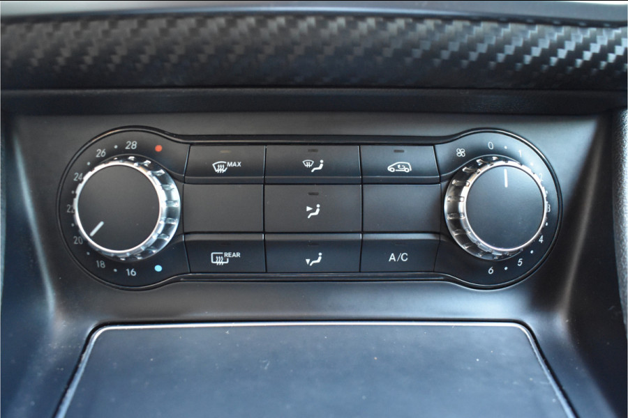 Mercedes-Benz A-Klasse 180 Business Solution AMG Automaat / Navigatie / Sportstoelen + verwarming  / Camera / 18" LM