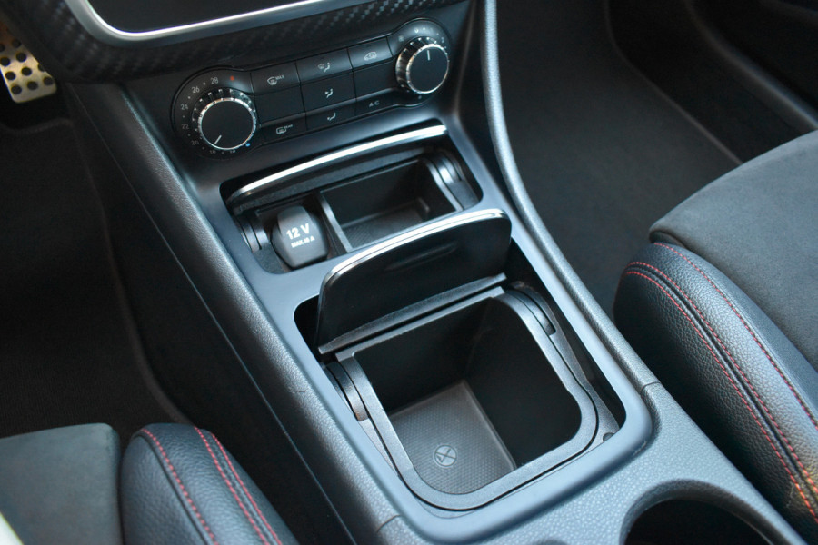 Mercedes-Benz A-Klasse 180 Business Solution AMG Automaat / Navigatie / Sportstoelen + verwarming  / Camera / 18" LM