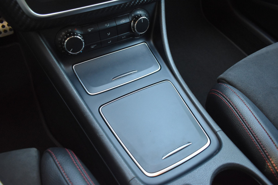 Mercedes-Benz A-Klasse 180 Business Solution AMG Automaat / Navigatie / Sportstoelen + verwarming  / Camera / 18" LM
