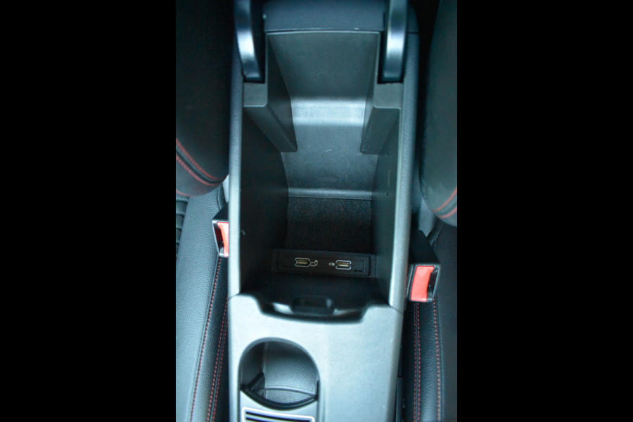 Mercedes-Benz A-Klasse 180 Business Solution AMG Automaat / Navigatie / Sportstoelen + verwarming  / Camera / 18" LM