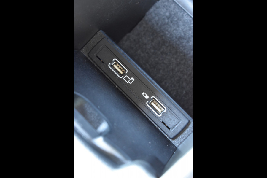 Mercedes-Benz A-Klasse 180 Business Solution AMG Automaat / Navigatie / Sportstoelen + verwarming  / Camera / 18" LM