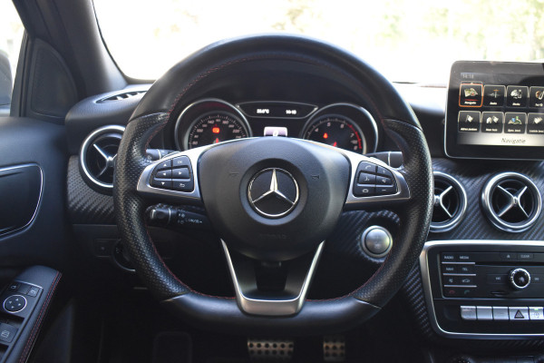 Mercedes-Benz A-Klasse 180 Business Solution AMG Automaat / Navigatie / Sportstoelen + verwarming  / Camera / 18" LM