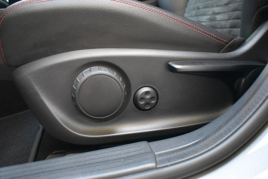 Mercedes-Benz A-Klasse 180 Business Solution AMG Automaat / Navigatie / Sportstoelen + verwarming  / Camera / 18" LM