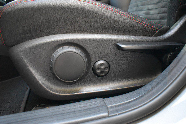 Mercedes-Benz A-Klasse 180 Business Solution AMG Automaat / Navigatie / Sportstoelen + verwarming  / Camera / 18" LM