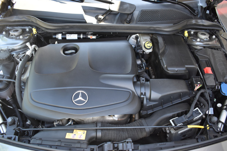 Mercedes-Benz A-Klasse 180 Business Solution AMG Automaat / Navigatie / Sportstoelen + verwarming  / Camera / 18" LM