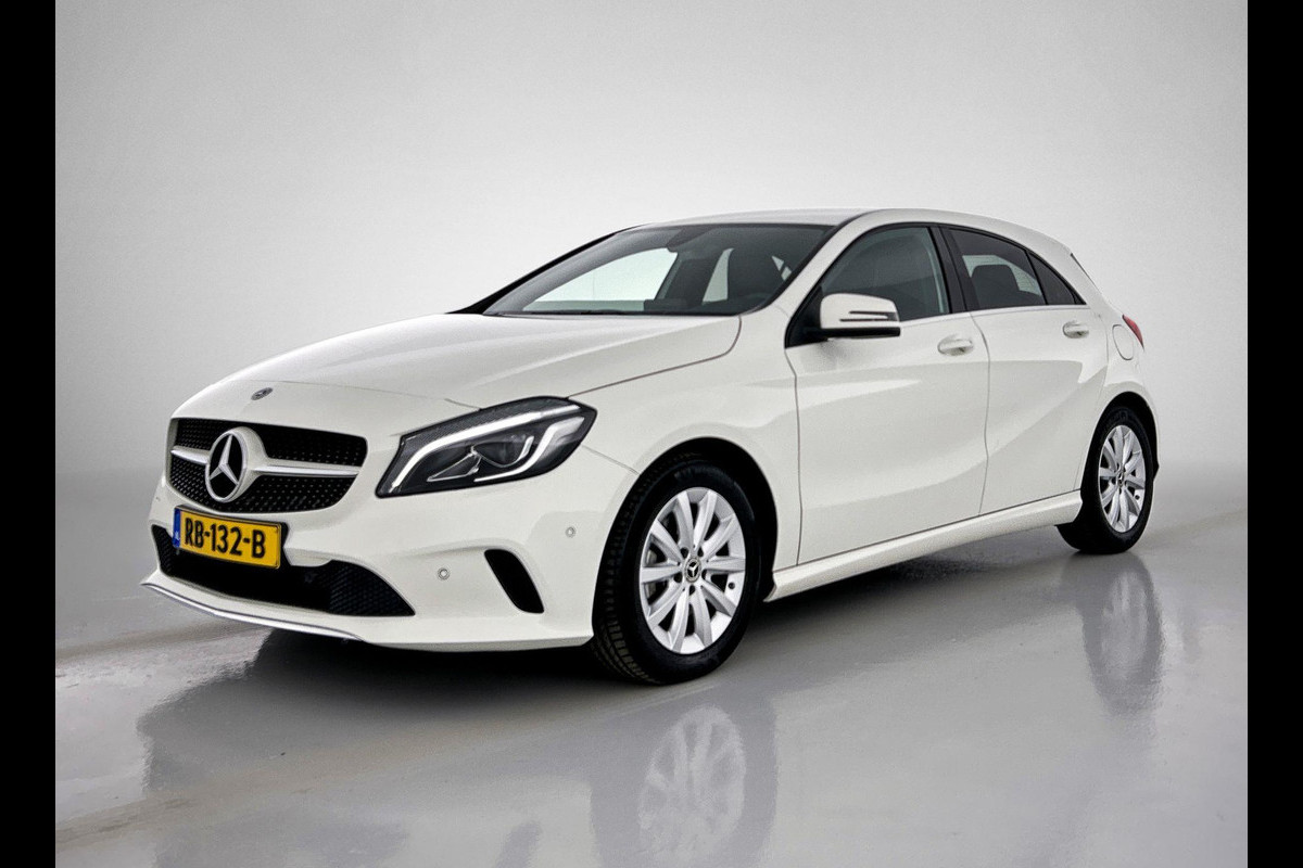 Mercedes-Benz A-Klasse 160 Ambition (NL-auto, Goed onderH, Navi Groot, Carplay, Parkeersensoren V+A, Led, Etc) Mercedes-Benz A-Klasse 160 Ambition (NL-auto, Goed onderH, Navi Groot, Carplay, Parkeersensoren V+A, Led, Etc)
