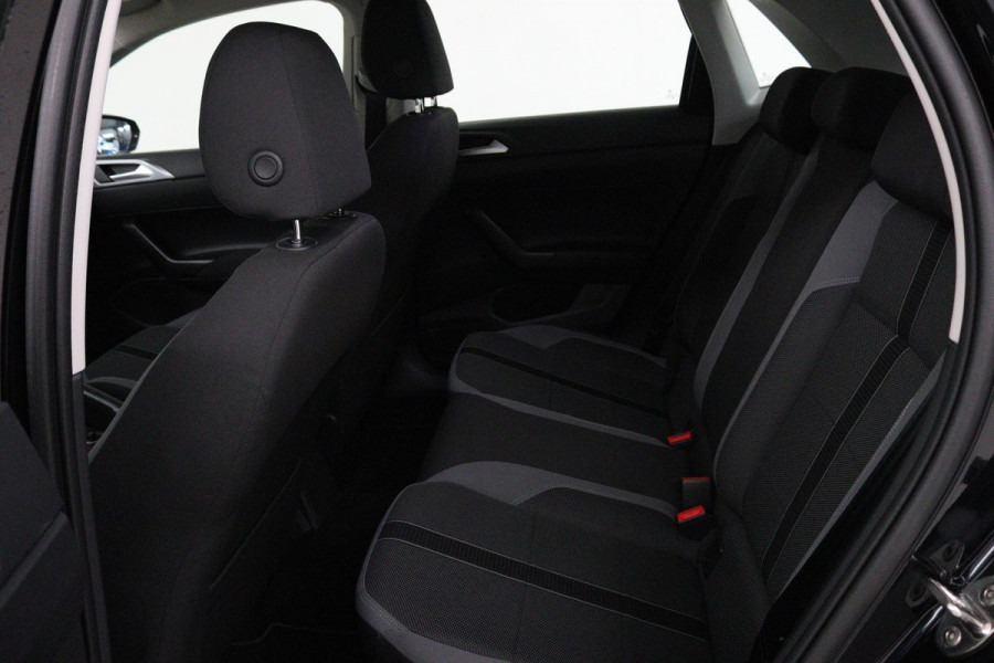Volkswagen Polo 1.0 TSI Highline (PARKEERSENSOREN, NAVIGATIE, CRUISE ADAPTIEF, AUTOMAAT, NL-AUTO)