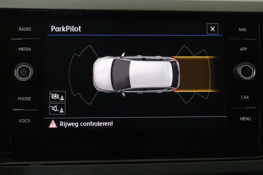 Volkswagen Polo 1.0 TSI Highline (PARKEERSENSOREN, NAVIGATIE, CRUISE ADAPTIEF, AUTOMAAT, NL-AUTO)