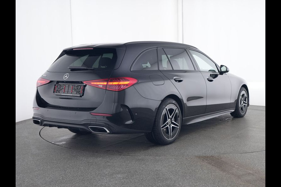 Mercedes-Benz C-Klasse Estate 300 e AMG Plug-In Hybride | Edition AMG-Line | Night Pakket | Trekhaak | Panorama Schuif-Kanteldak | Digital Licht | DC Laden | Stuur en Stoelverwarming | Inclusief 24 maanden MB Certified garantie voor Europa.