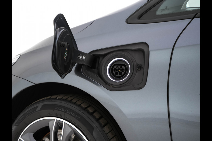 BMW 2 Serie Active Tourer 225xe iPerformance Executive (INCL-BTW) *DAKOTA-LEATHER | FULL-LED | HARMAN/KARDON-AUDIO  | HEATED-SPORT-SEATS | HEAD-UP | DAB+  | ECC | NAVI-FULLMAP | PDC | CRUISE | 17''ALU*