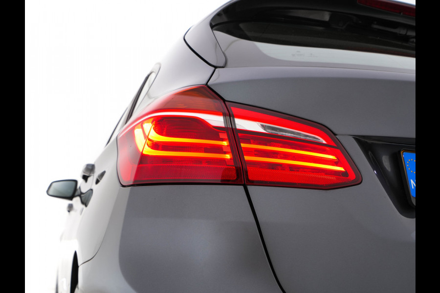BMW 2 Serie Active Tourer 225xe iPerformance Executive (INCL-BTW) *DAKOTA-LEATHER | FULL-LED | HARMAN/KARDON-AUDIO  | HEATED-SPORT-SEATS | HEAD-UP | DAB+  | ECC | NAVI-FULLMAP | PDC | CRUISE | 17''ALU*