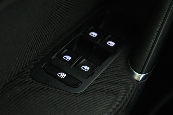 Volkswagen Golf 1.0 TSI Comfortline | Carplay | Navigatie | Adaptive cruise | Climate control | PDC | Bluetooth | Comfortstoelen | LED