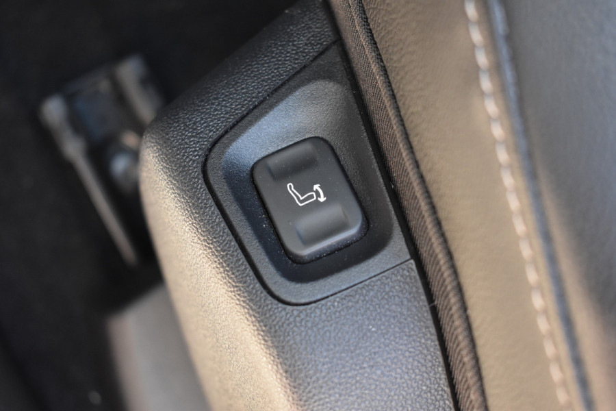 Opel Grandland X 1.6 Turbo Hybrid4 Business Executive / Parkeerhulp / 301 PK / LED / 4X4 / Apple Carplay- android auto / Automaat
