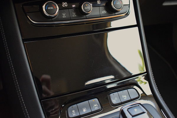Opel Grandland X 1.6 Turbo Hybrid4 Business Executive / Parkeerhulp / 301 PK / LED / 4X4 / Apple Carplay- android auto / Automaat