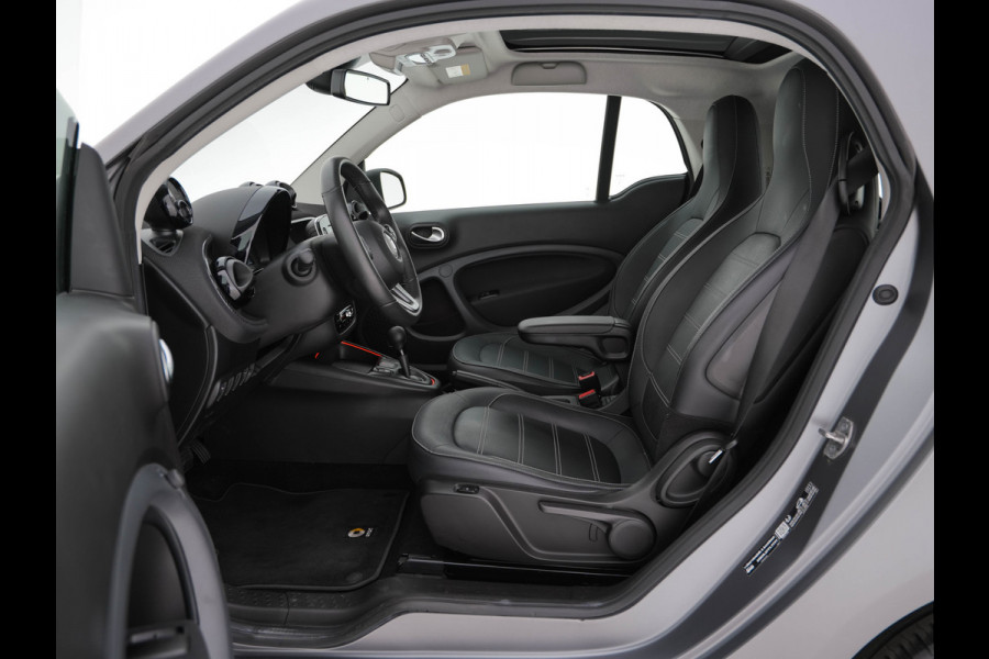 Smart Fortwo EQ Comfort PLUS 18 kWh [ 3-Fase ] Aut. *PANO | FULL-LED | FULL-LEATHER | NAVI-FULLMAP | CAMERA | BRABUS-WHEELS | AMBIENT-LIGHT | AIRCO | PDC | CRUISE | DAB | CARPLAY | COMFORT-SEATS | 16''ALU*