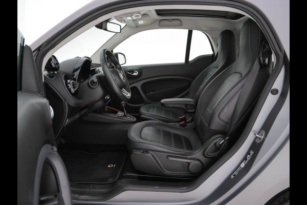 Smart Fortwo EQ Comfort PLUS 18 kWh [ 3-Fase ] Aut. *PANO | FULL-LED | FULL-LEATHER | NAVI-FULLMAP | CAMERA | BRABUS-WHEELS | AMBIENT-LIGHT | AIRCO | PDC | CRUISE | DAB | CARPLAY | COMFORT-SEATS | 16''ALU*