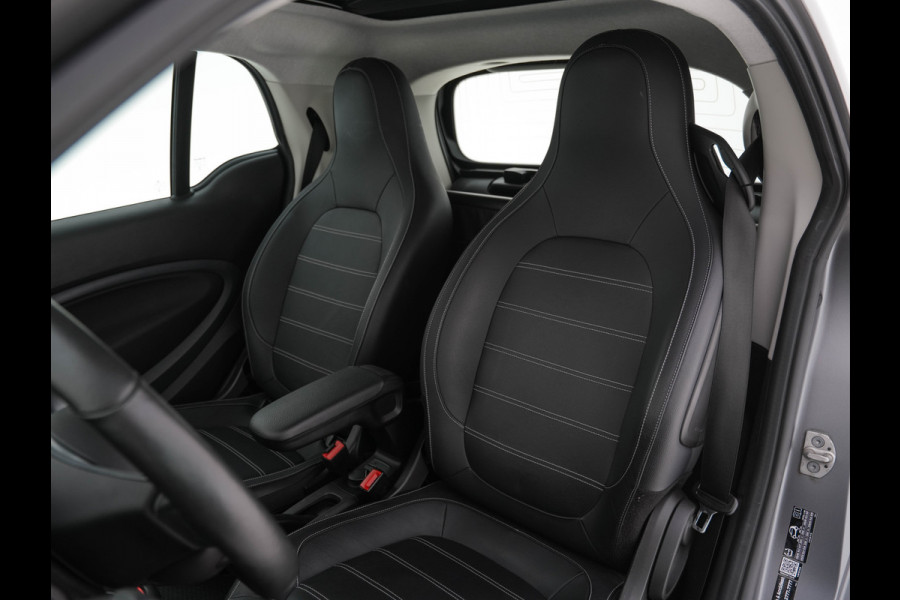 Smart Fortwo EQ Comfort PLUS 18 kWh [ 3-Fase ] Aut. *PANO | FULL-LED | FULL-LEATHER | NAVI-FULLMAP | CAMERA | BRABUS-WHEELS | AMBIENT-LIGHT | AIRCO | PDC | CRUISE | DAB | CARPLAY | COMFORT-SEATS | 16''ALU*
