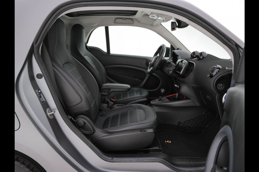 Smart Fortwo EQ Comfort PLUS 18 kWh [ 3-Fase ] Aut. *PANO | FULL-LED | FULL-LEATHER | NAVI-FULLMAP | CAMERA | BRABUS-WHEELS | AMBIENT-LIGHT | AIRCO | PDC | CRUISE | DAB | CARPLAY | COMFORT-SEATS | 16''ALU*