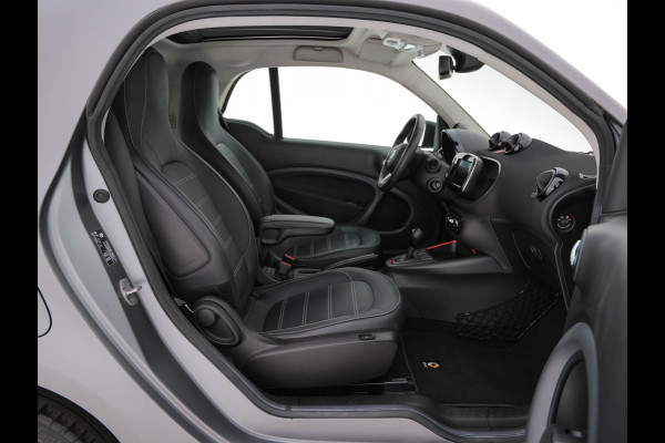 Smart Fortwo EQ Comfort PLUS 18 kWh [ 3-Fase ] Aut. *PANO | FULL-LED | FULL-LEATHER | NAVI-FULLMAP | CAMERA | BRABUS-WHEELS | AMBIENT-LIGHT | AIRCO | PDC | CRUISE | DAB | CARPLAY | COMFORT-SEATS | 16''ALU*