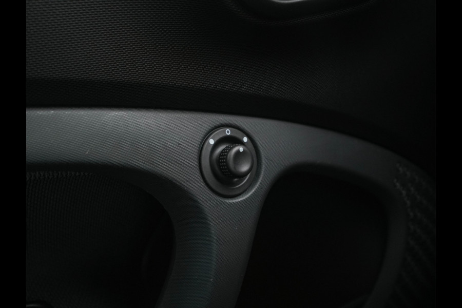 Smart Fortwo EQ Comfort PLUS 18 kWh [ 3-Fase ] Aut. *PANO | FULL-LED | FULL-LEATHER | NAVI-FULLMAP | CAMERA | BRABUS-WHEELS | AMBIENT-LIGHT | AIRCO | PDC | CRUISE | DAB | CARPLAY | COMFORT-SEATS | 16''ALU*
