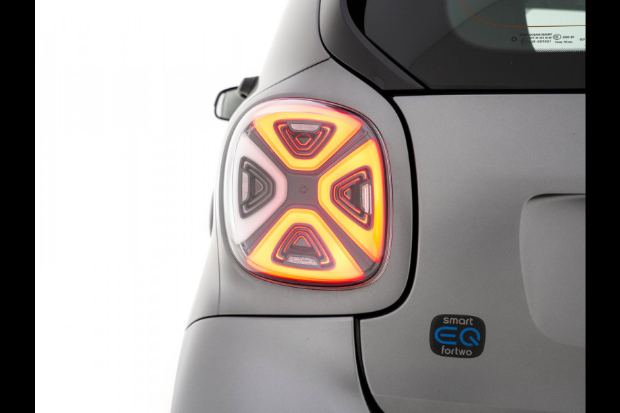Smart Fortwo EQ Comfort PLUS 18 kWh [ 3-Fase ] Aut. *PANO | FULL-LED | FULL-LEATHER | NAVI-FULLMAP | CAMERA | BRABUS-WHEELS | AMBIENT-LIGHT | AIRCO | PDC | CRUISE | DAB | CARPLAY | COMFORT-SEATS | 16''ALU*