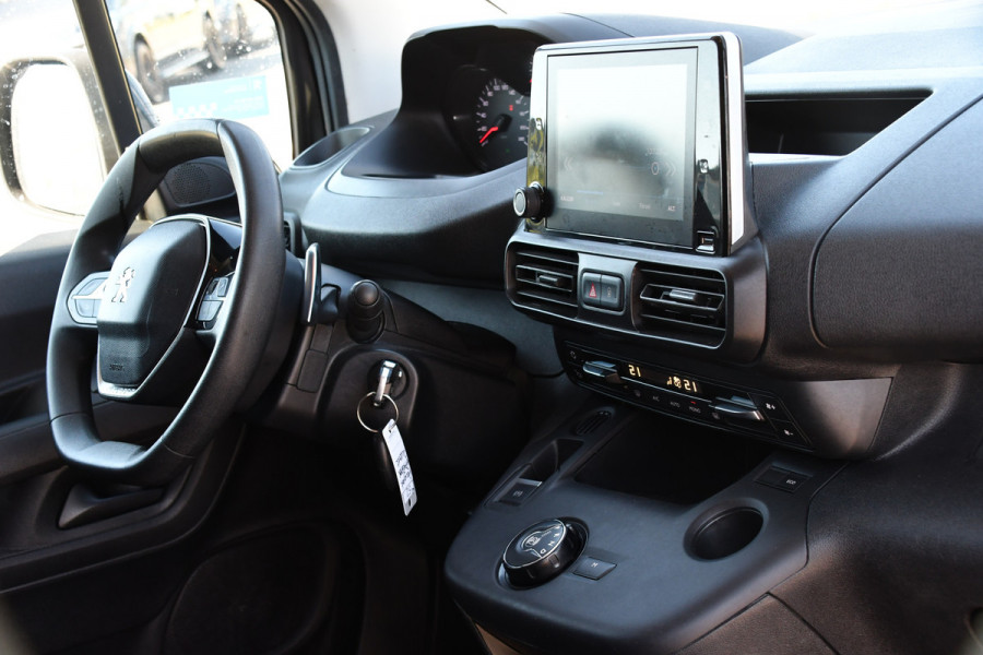 Peugeot Partner 1.5 BlueHDI L2 Black Edition Camera, Cruise, Stoelverwarming, 130PK, Automaat, Trekhaak, Stand kachel, Uniek!