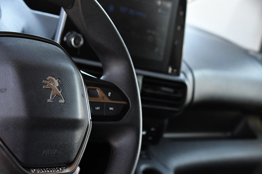 Peugeot Partner 1.5 BlueHDI L2 Black Edition Camera, Cruise, Stoelverwarming, 130PK, Automaat, Trekhaak, Stand kachel, Uniek!