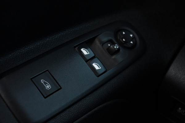 Peugeot Partner 1.5 BlueHDI L2 Black Edition Camera, Cruise, Stoelverwarming, 130PK, Automaat, Trekhaak, Stand kachel, Uniek!