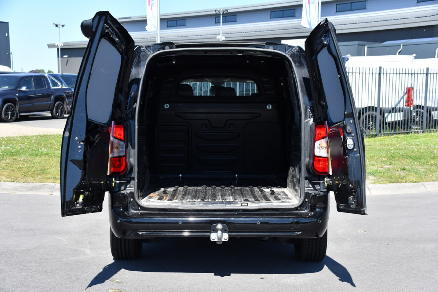 Peugeot Partner 1.5 BlueHDI L2 Black Edition Camera, Cruise, Stoelverwarming, 130PK, Automaat, Trekhaak, Stand kachel, Uniek!