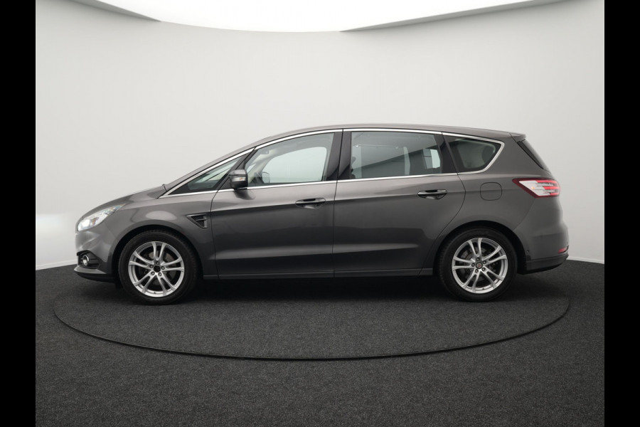 Ford S-Max 2.0 Titanium Automaat 7-Persoons | Trekhaak Afneembaar Panodak | Navigatie | Carplay | Sfeerverlichting | DAB | Camera | Cruise Control | Elektrische Achterklep |