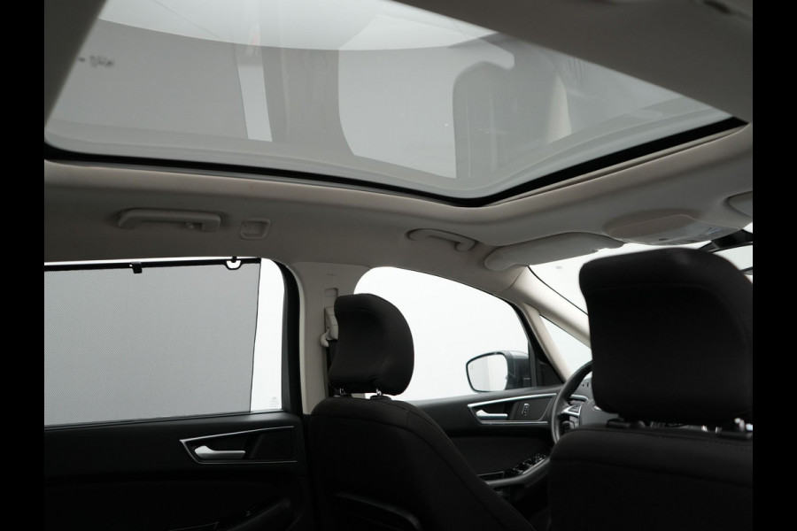 Ford S-Max 2.0 Titanium Automaat 7-Persoons | Trekhaak Afneembaar Panodak | Navigatie | Carplay | Sfeerverlichting | DAB | Camera | Cruise Control | Elektrische Achterklep |
