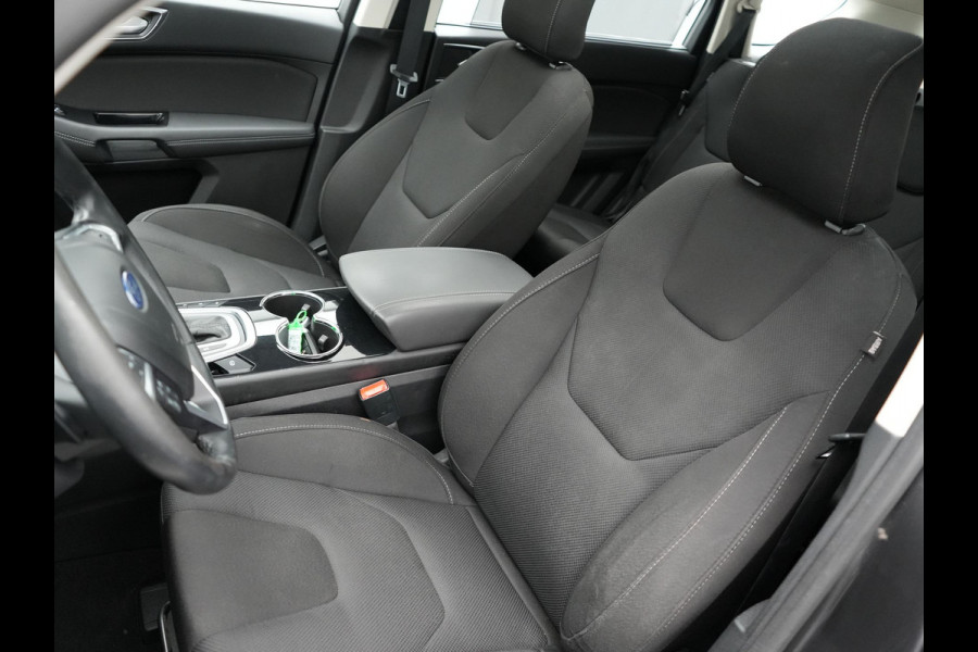 Ford S-Max 2.0 Titanium Automaat 7-Persoons | Trekhaak Afneembaar Panodak | Navigatie | Carplay | Sfeerverlichting | DAB | Camera | Cruise Control | Elektrische Achterklep |