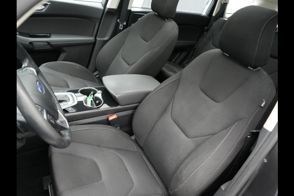 Ford S-Max 2.0 Titanium Automaat 7-Persoons | Trekhaak Afneembaar Panodak | Navigatie | Carplay | Sfeerverlichting | DAB | Camera | Cruise Control | Elektrische Achterklep |