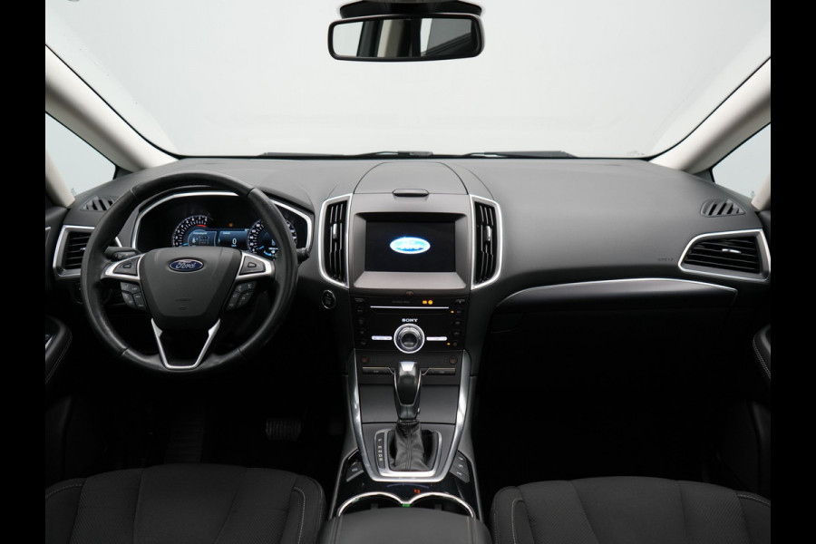 Ford S-Max 2.0 Titanium Automaat 7-Persoons | Trekhaak Afneembaar Panodak | Navigatie | Carplay | Sfeerverlichting | DAB | Camera | Cruise Control | Elektrische Achterklep |