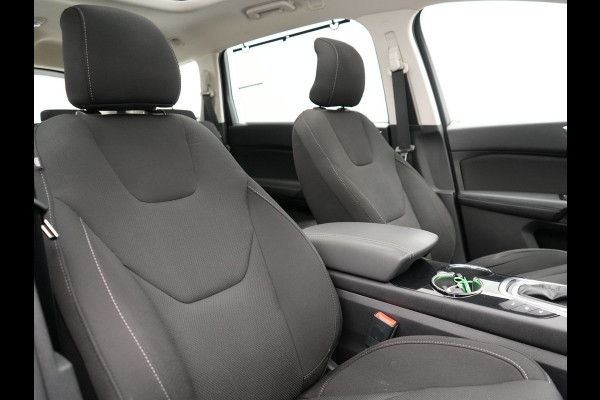 Ford S-Max 2.0 Titanium Automaat 7-Persoons | Trekhaak Afneembaar Panodak | Navigatie | Carplay | Sfeerverlichting | DAB | Camera | Cruise Control | Elektrische Achterklep |