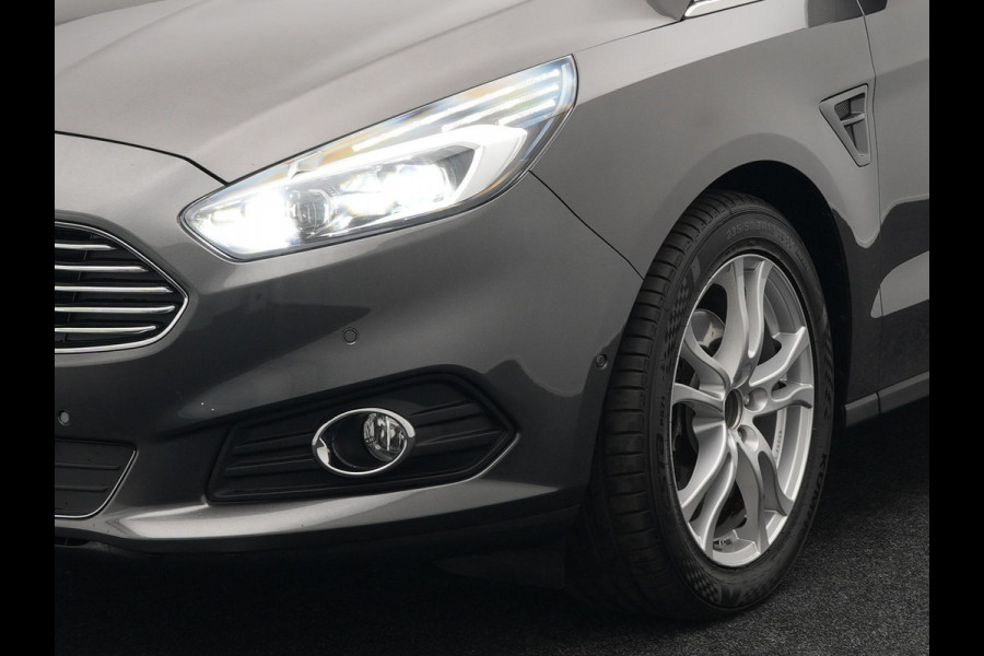 Ford S-Max 2.0 Titanium Automaat 7-Persoons | Trekhaak Afneembaar Panodak | Navigatie | Carplay | Sfeerverlichting | DAB | Camera | Cruise Control | Elektrische Achterklep |