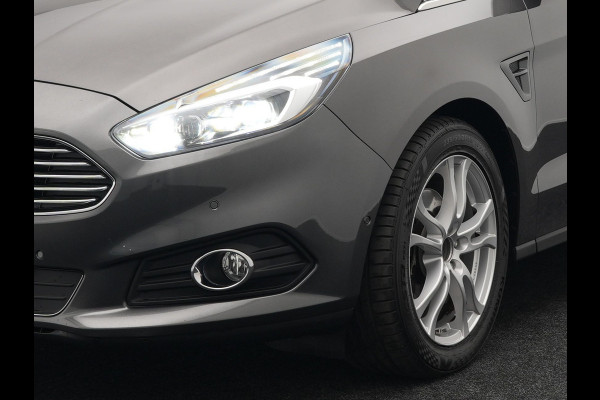 Ford S-Max 2.0 Titanium Automaat 7-Persoons | Trekhaak Afneembaar Panodak | Navigatie | Carplay | Sfeerverlichting | DAB | Camera | Cruise Control | Elektrische Achterklep |