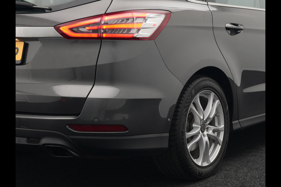 Ford S-Max 2.0 Titanium Automaat 7-Persoons | Trekhaak Afneembaar Panodak | Navigatie | Carplay | Sfeerverlichting | DAB | Camera | Cruise Control | Elektrische Achterklep |