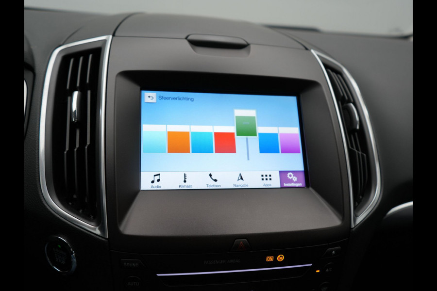 Ford S-Max 2.0 Titanium Automaat 7-Persoons | Trekhaak Afneembaar Panodak | Navigatie | Carplay | Sfeerverlichting | DAB | Camera | Cruise Control | Elektrische Achterklep |