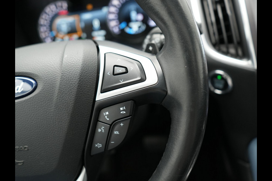 Ford S-Max 2.0 Titanium Automaat 7-Persoons | Trekhaak Afneembaar Panodak | Navigatie | Carplay | Sfeerverlichting | DAB | Camera | Cruise Control | Elektrische Achterklep |