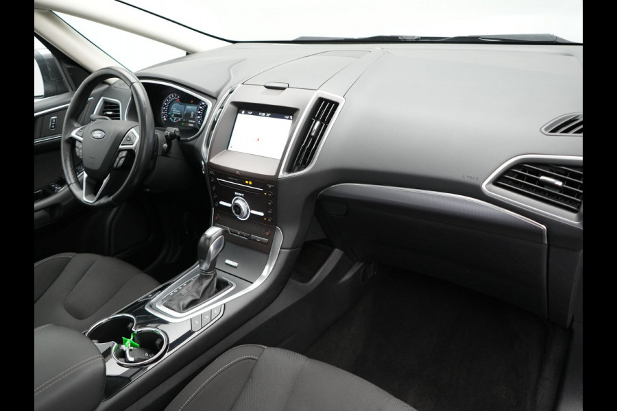 Ford S-Max 2.0 Titanium Automaat 7-Persoons | Trekhaak Afneembaar Panodak | Navigatie | Carplay | Sfeerverlichting | DAB | Camera | Cruise Control | Elektrische Achterklep |