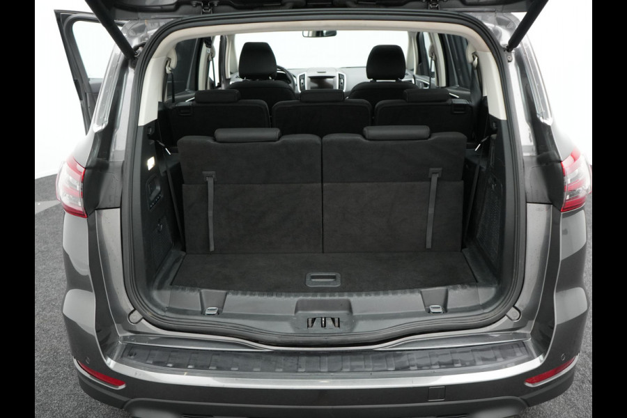 Ford S-Max 2.0 Titanium Automaat 7-Persoons | Trekhaak Afneembaar Panodak | Navigatie | Carplay | Sfeerverlichting | DAB | Camera | Cruise Control | Elektrische Achterklep |
