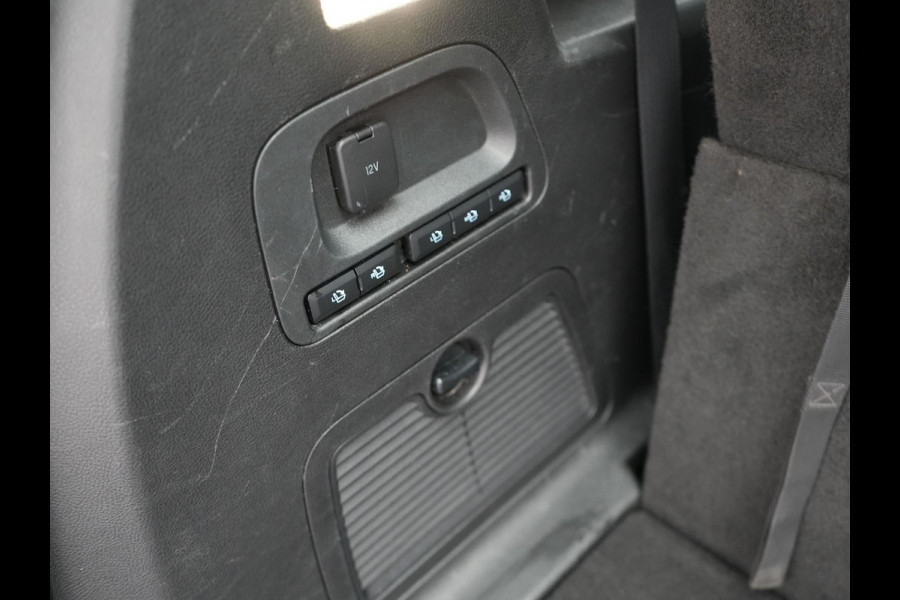 Ford S-Max 2.0 Titanium Automaat 7-Persoons | Trekhaak Afneembaar Panodak | Navigatie | Carplay | Sfeerverlichting | DAB | Camera | Cruise Control | Elektrische Achterklep |