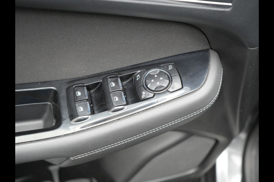 Ford S-Max 2.0 Titanium Automaat 7-Persoons | Trekhaak Afneembaar Panodak | Navigatie | Carplay | Sfeerverlichting | DAB | Camera | Cruise Control | Elektrische Achterklep |