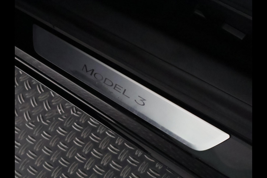 Tesla Model 3 Black Edition Standard RWD Plus 60 kWh | Navigatie | Panoramadak | Privacy Glass